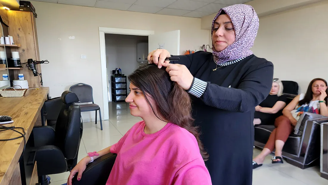 Babasının izinden, annesiyle birlikte yürüyor
