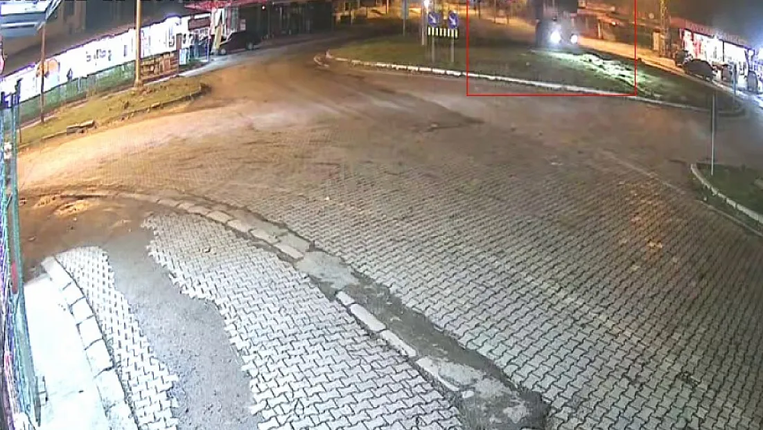 Elazığ'da otomobil kavşaktaki refüje çıktı