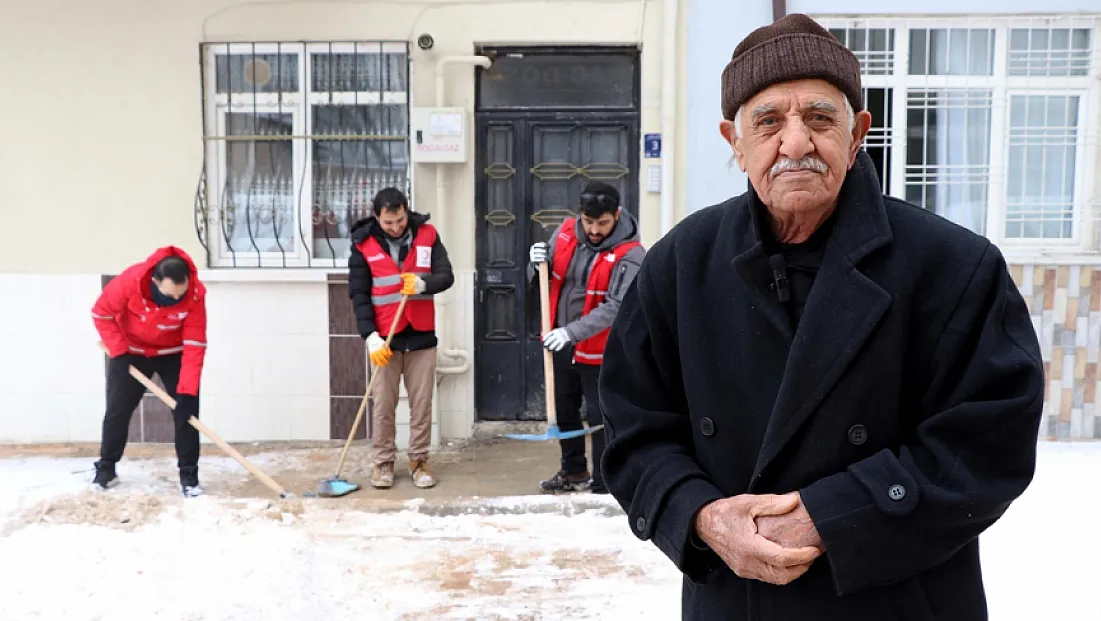 Gençlerden gönülleri ısıtan hareket