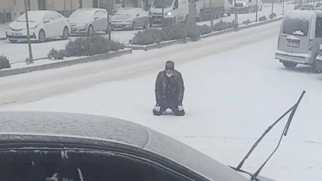 Kar yağışını görünce secde etti