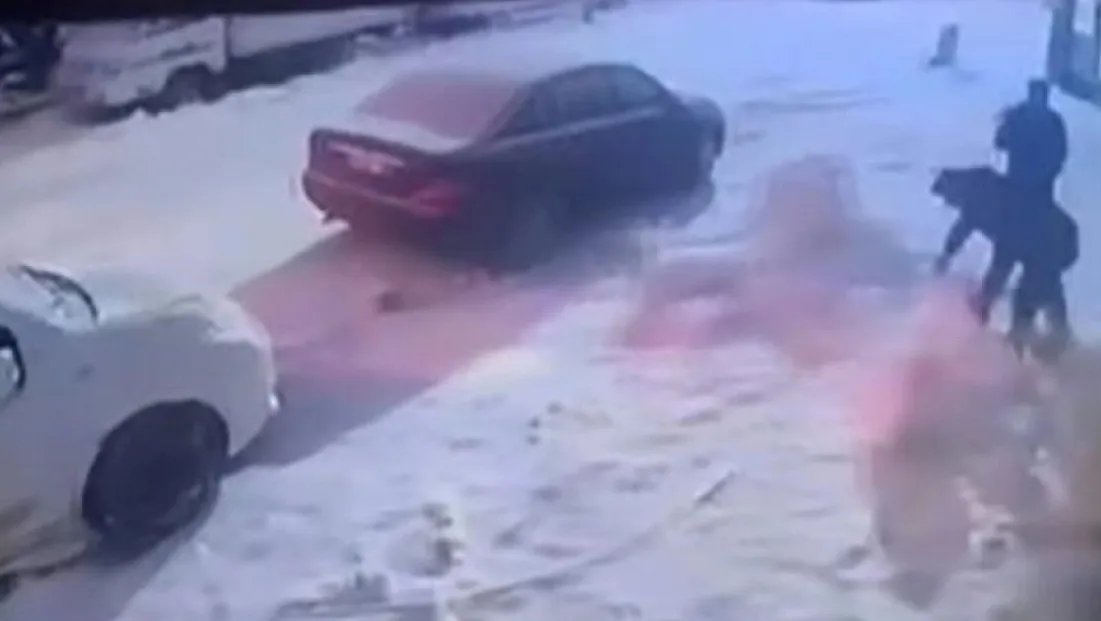 Kardan adama kafa attı