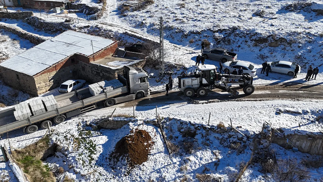 Tır yolda mahsur kaldı