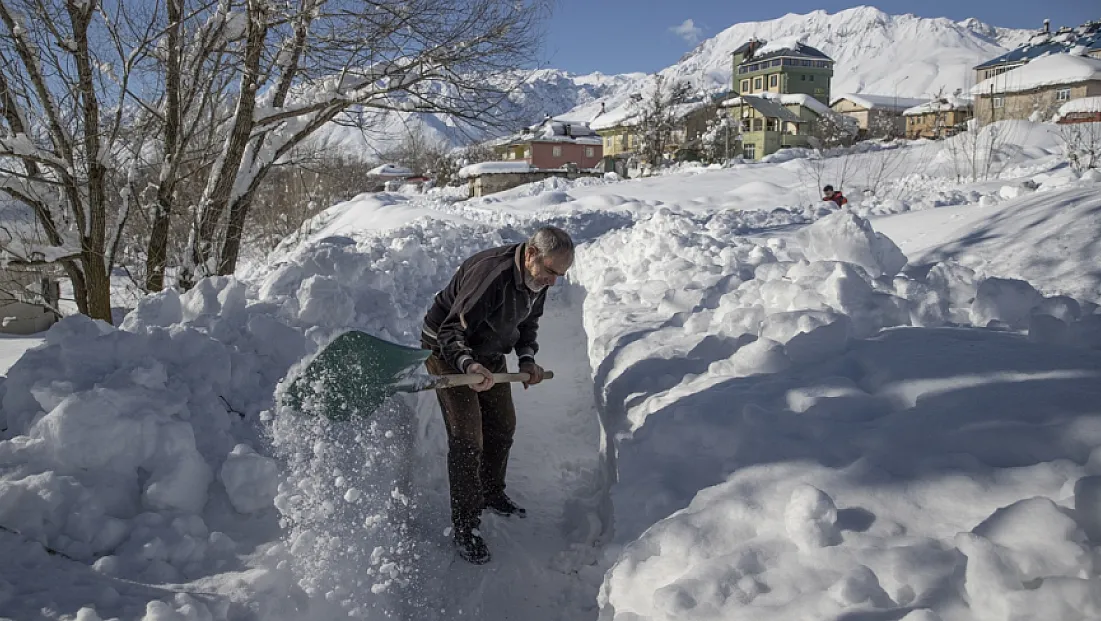 Tunceli Ovacık'ta kar yağışı yöre sakinlerini sevindirdi
