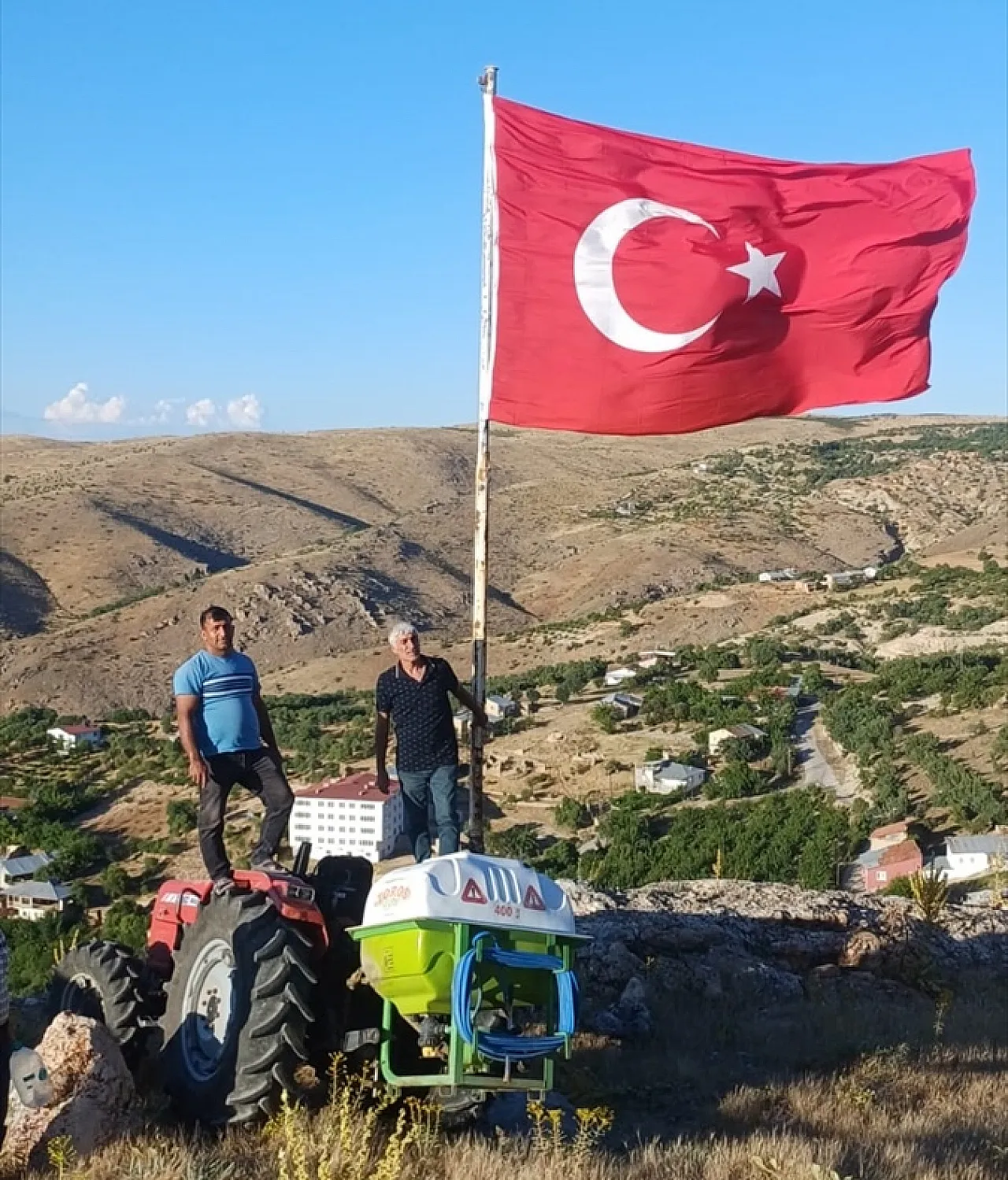 Köyün tepesine şanlı bayrak
