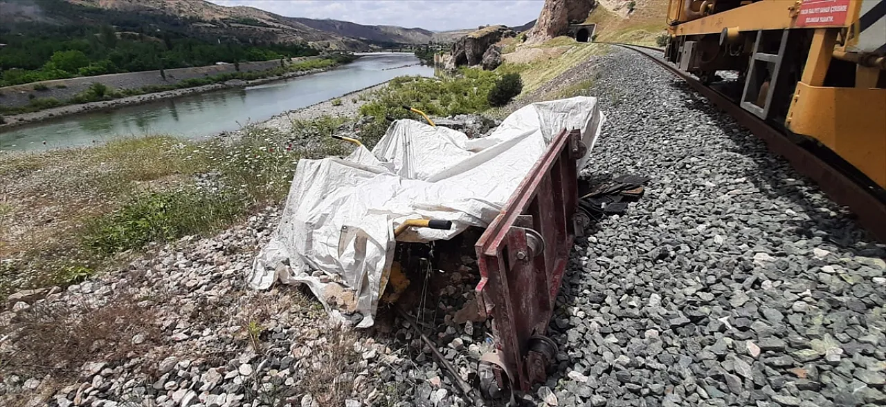 Elazığ'da trenin çarptığı işçiler yaralandı