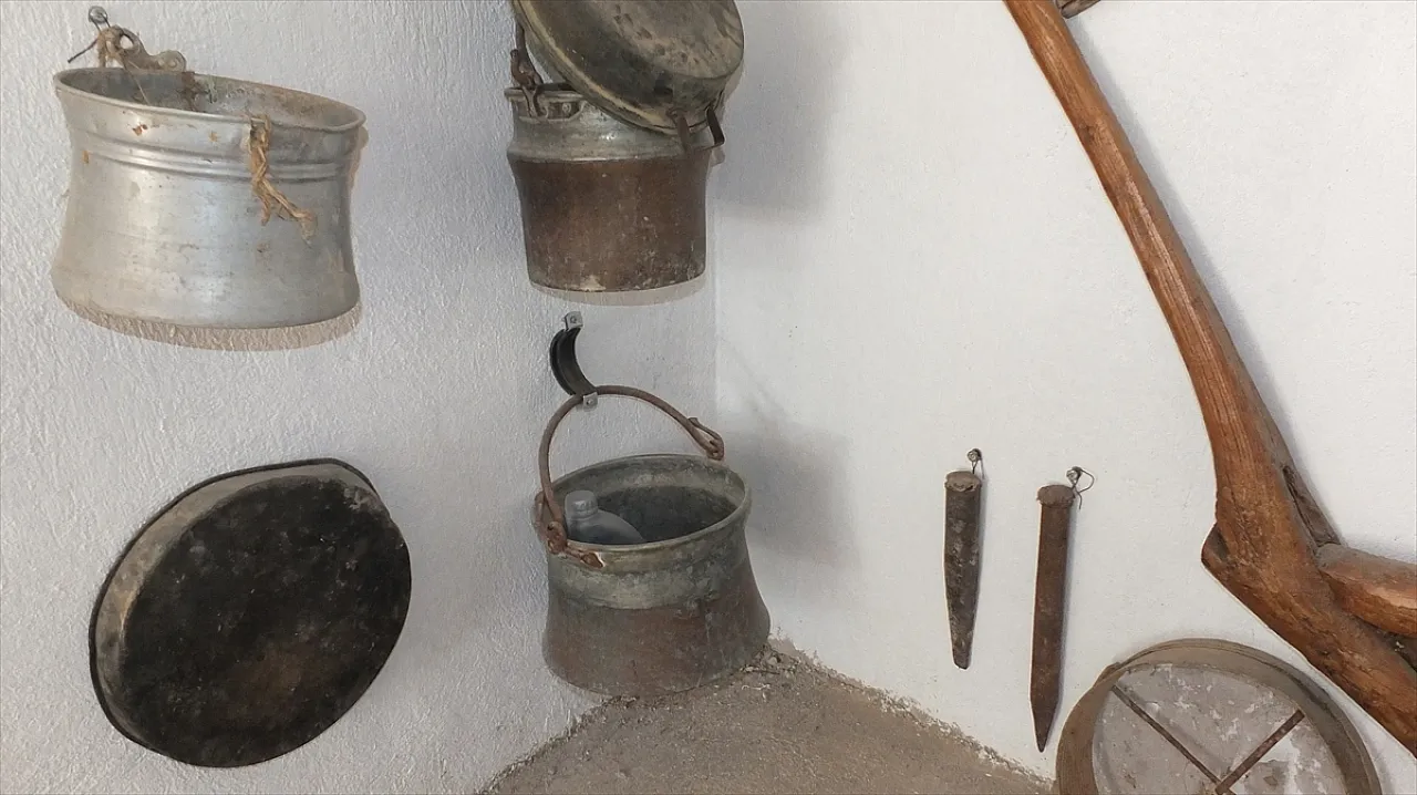 Anne babasından yadigar eşyaları köyünde yaptırdığı evde sergiliyor