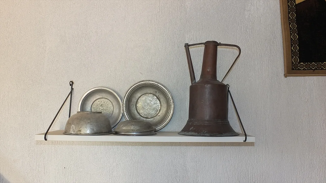 Anne babasından yadigar eşyaları köyünde yaptırdığı evde sergiliyor