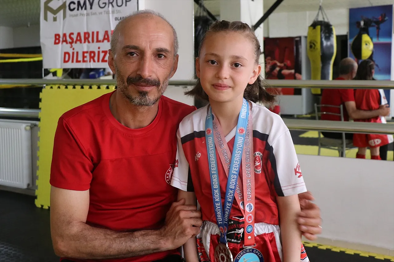 Minik kick boksçu, milli takım için çalışıyor