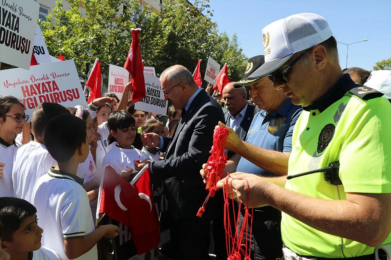 Yaya geçitleri kırmızıya boyandı