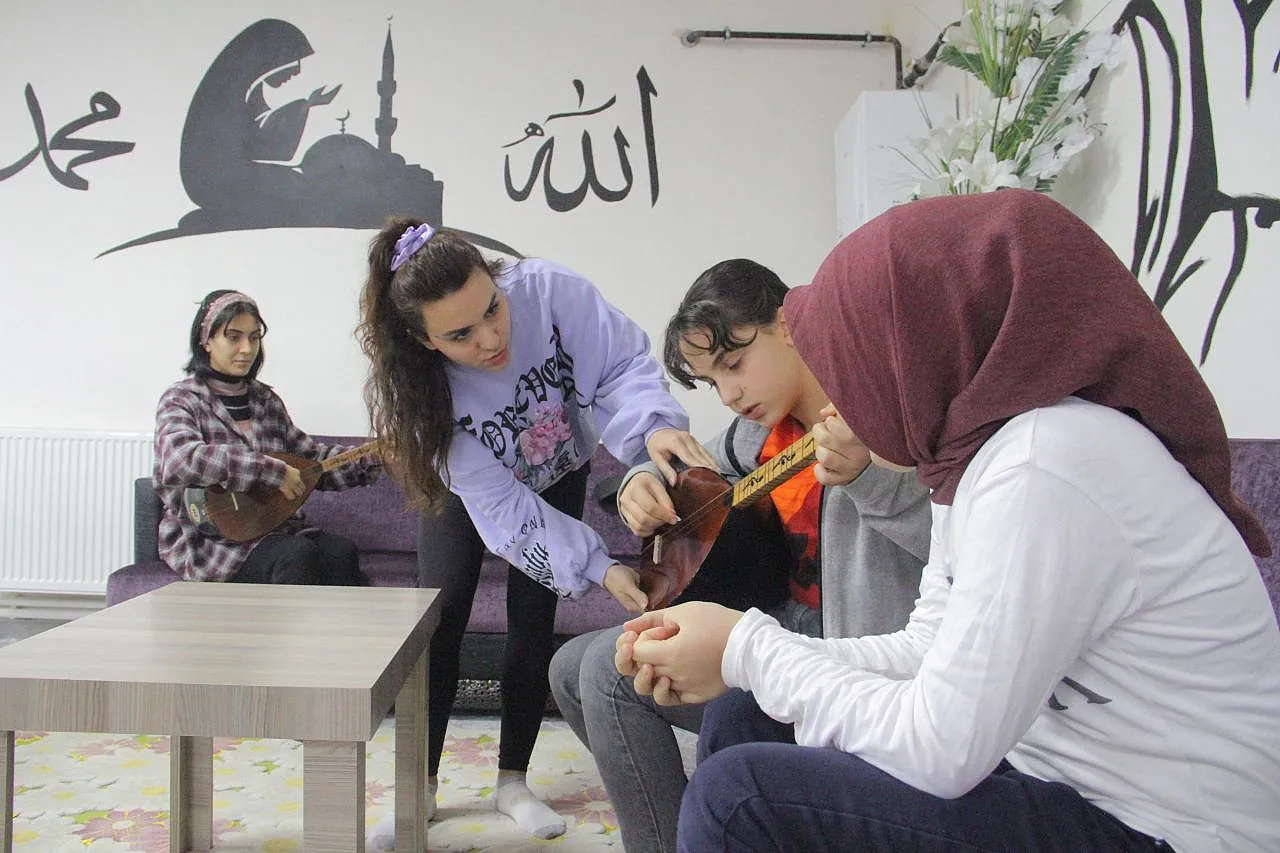 Mahalledeki sosyal tesis kadınlara iş kapısı oluyor