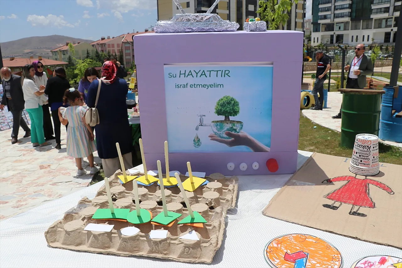 Elazığ'da atıklardan hazırlanan ürünler sergilendi