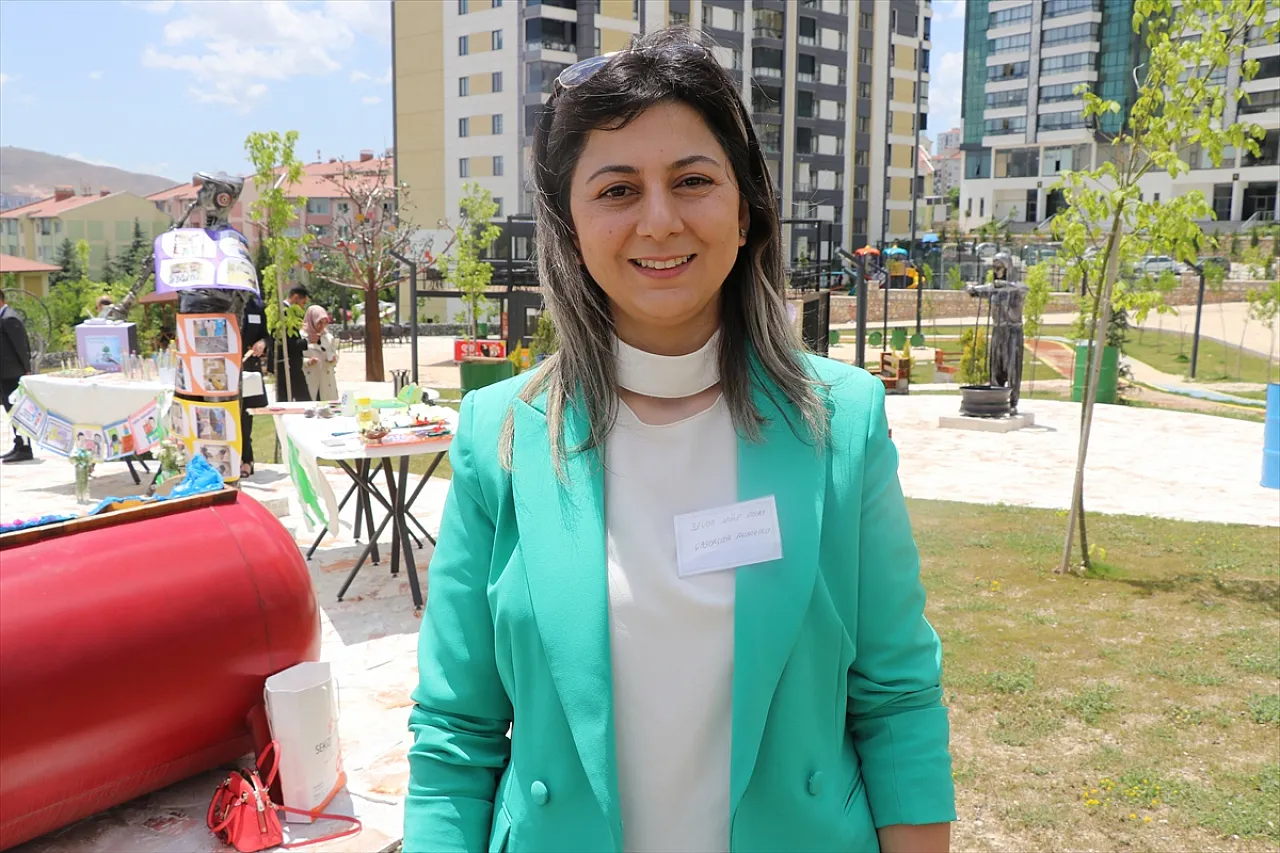 Elazığ'da atıklardan hazırlanan ürünler sergilendi