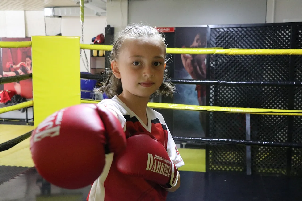 Minik kick boksçu, milli takım için çalışıyor