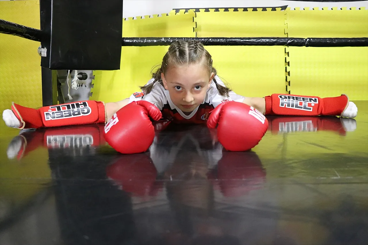 Minik kick boksçu, milli takım için çalışıyor