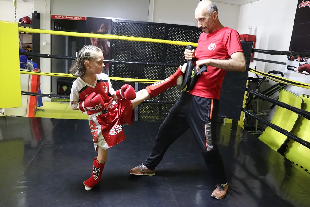Minik kick boksçu, milli takım için çalışıyor