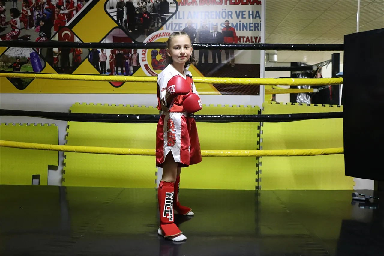 Minik kick boksçu, milli takım için çalışıyor