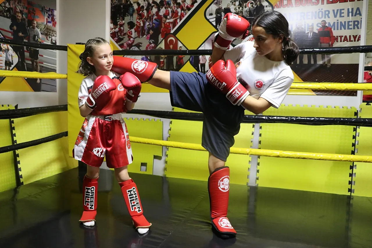 Minik kick boksçu, milli takım için çalışıyor