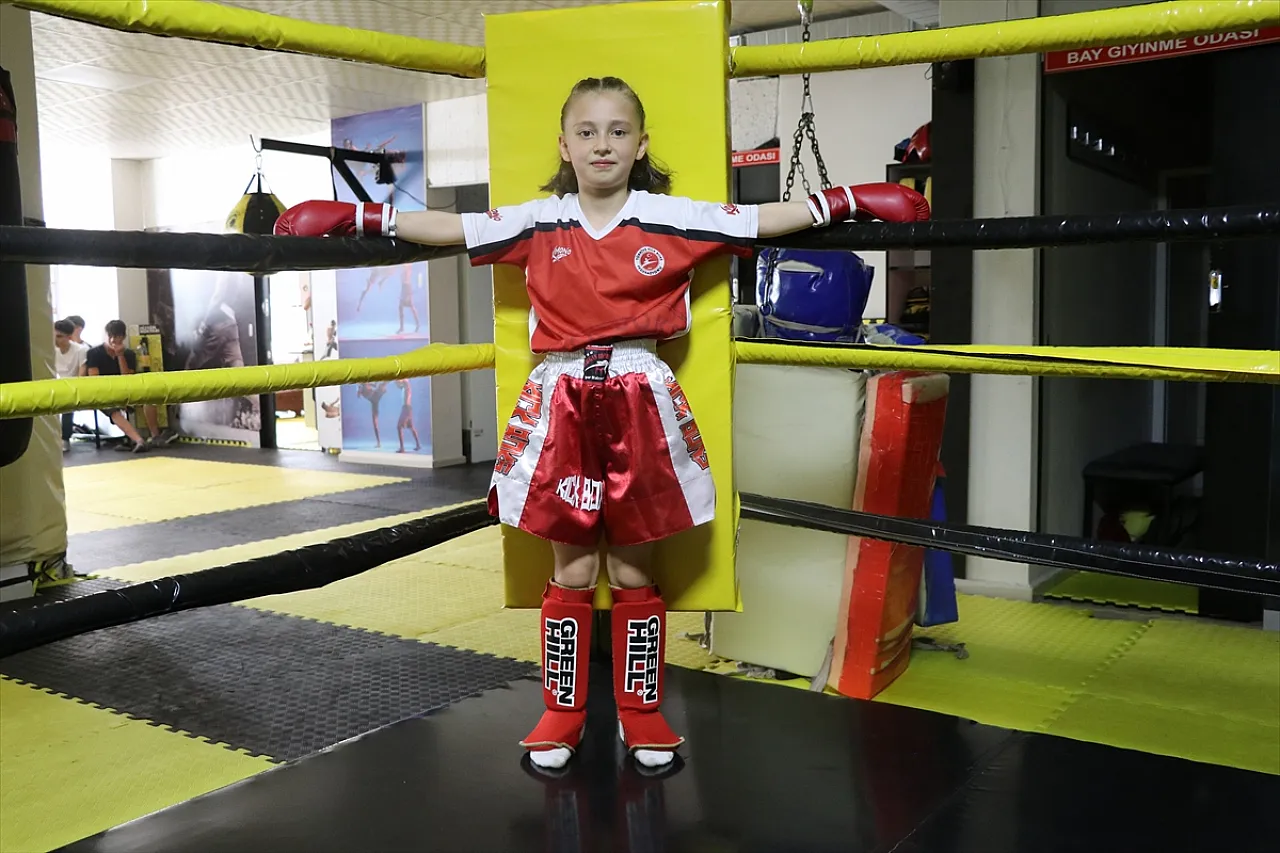 Minik kick boksçu, milli takım için çalışıyor