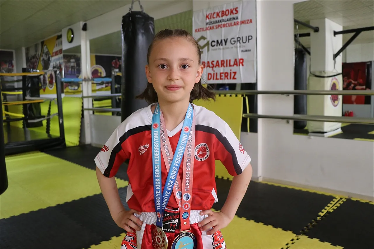 Minik kick boksçu, milli takım için çalışıyor