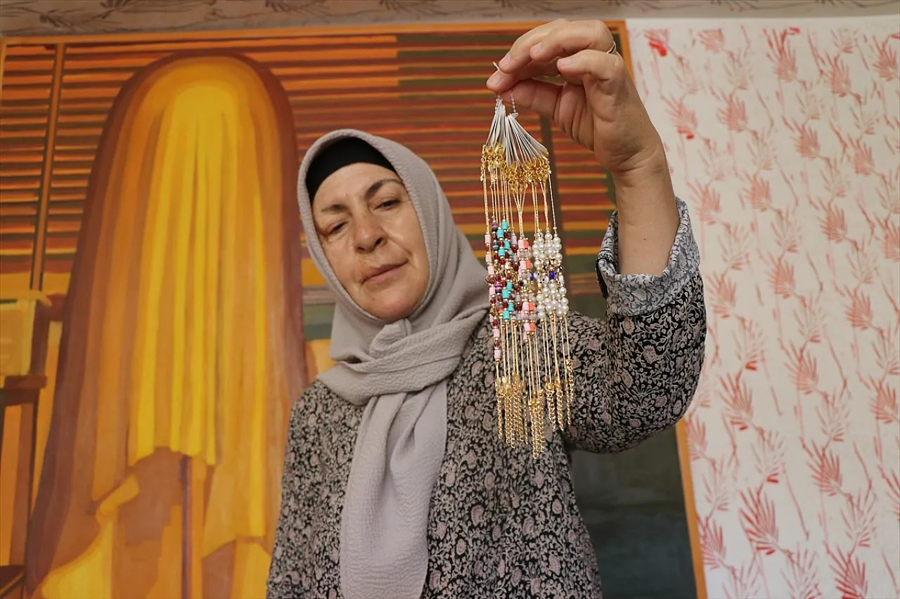 Elazığlı kadınlar el işi ürünlerle ev ekonomisine katkı sağlıyor