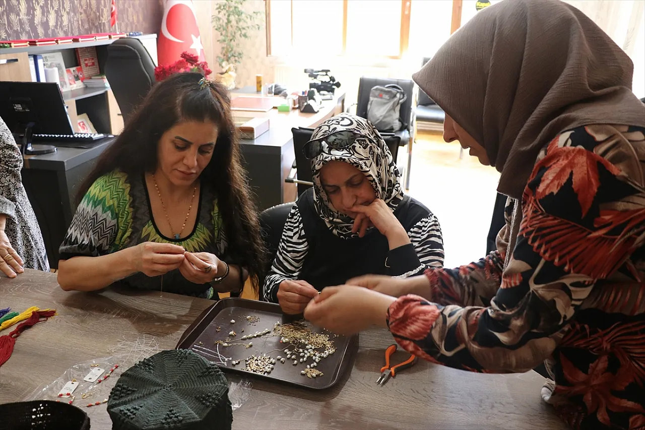 Elazığlı kadınlar el işi ürünlerle ev ekonomisine katkı sağlıyor
