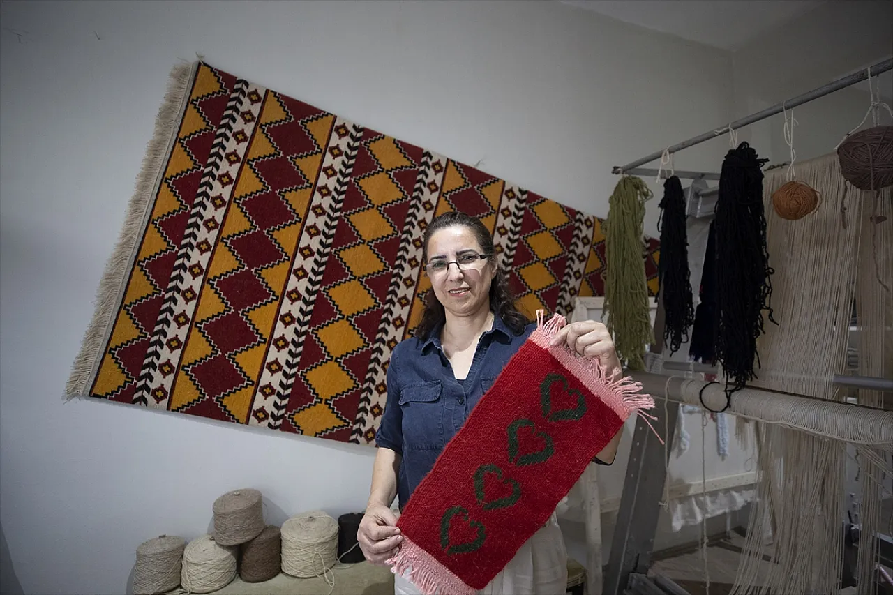 Kadın girişimci ücretsiz dokumacılık öğretiyor