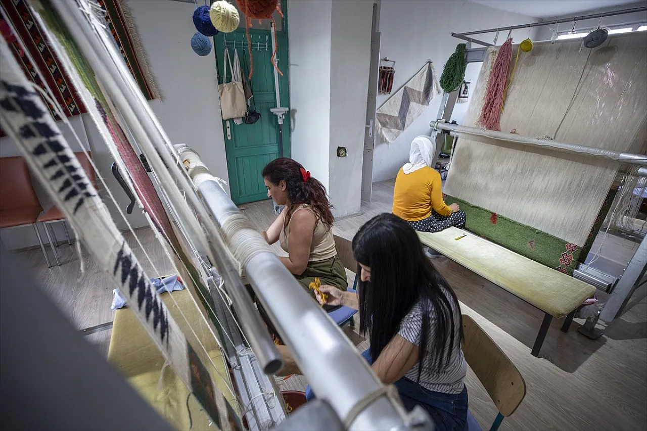 Kadın girişimci ücretsiz dokumacılık öğretiyor