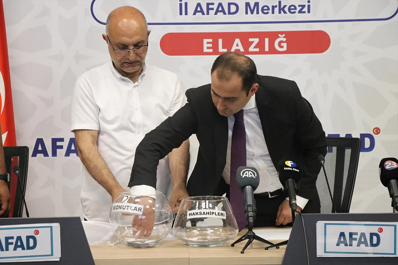 Elazığ'da 43 deprem konutu için kura çekildi