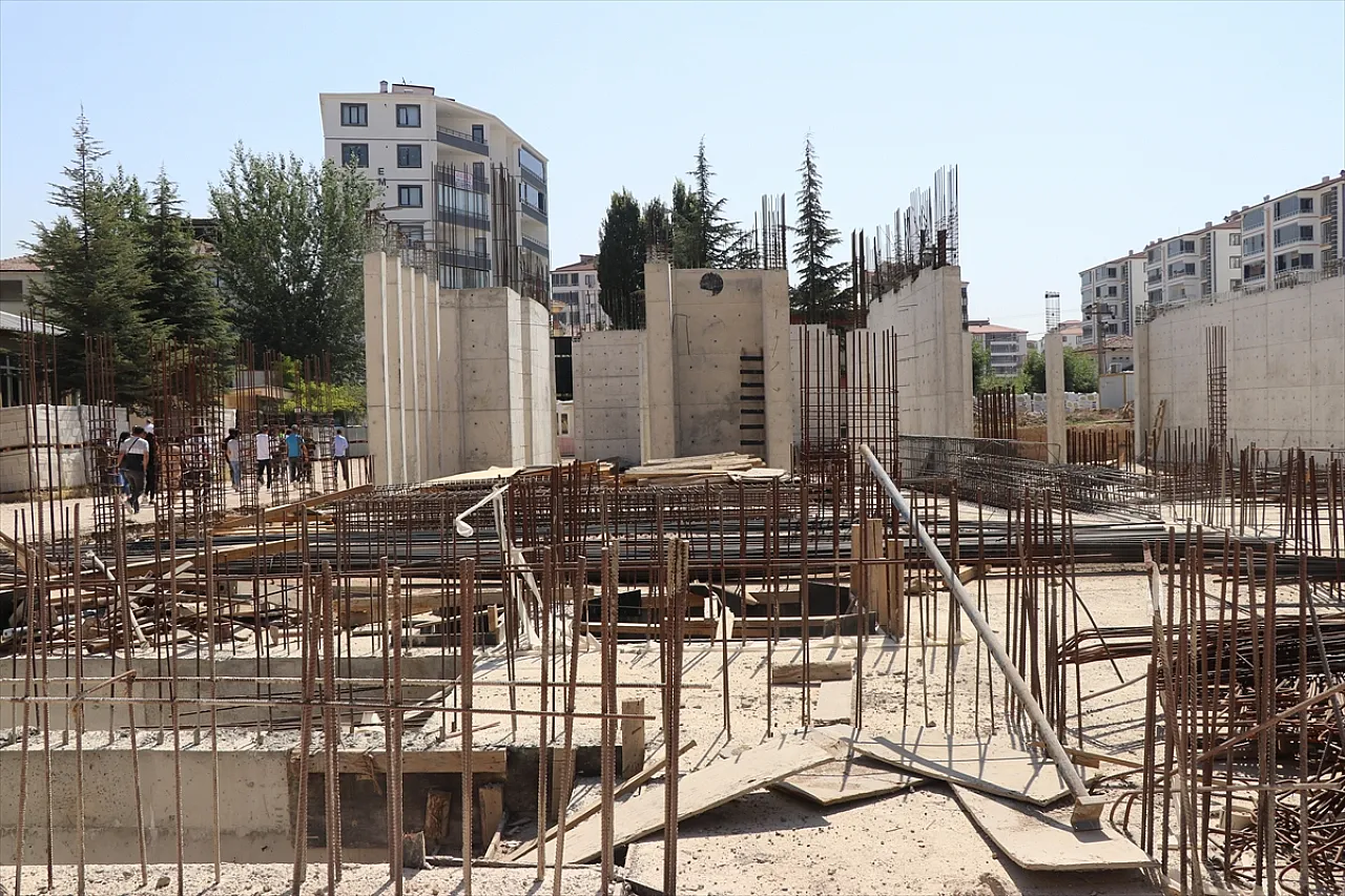 İmamoğlu, Elazığ'da İBB'nin yaptırdığı okulun inşaatını inceledi