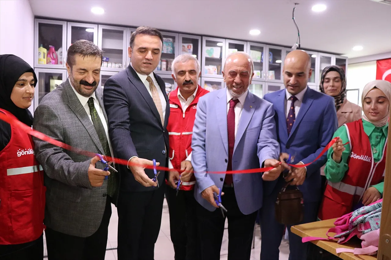 Sosyal market ve butik mağaza açıldı