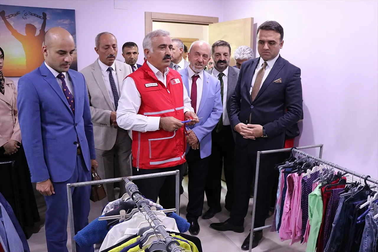 Sosyal market ve butik mağaza açıldı