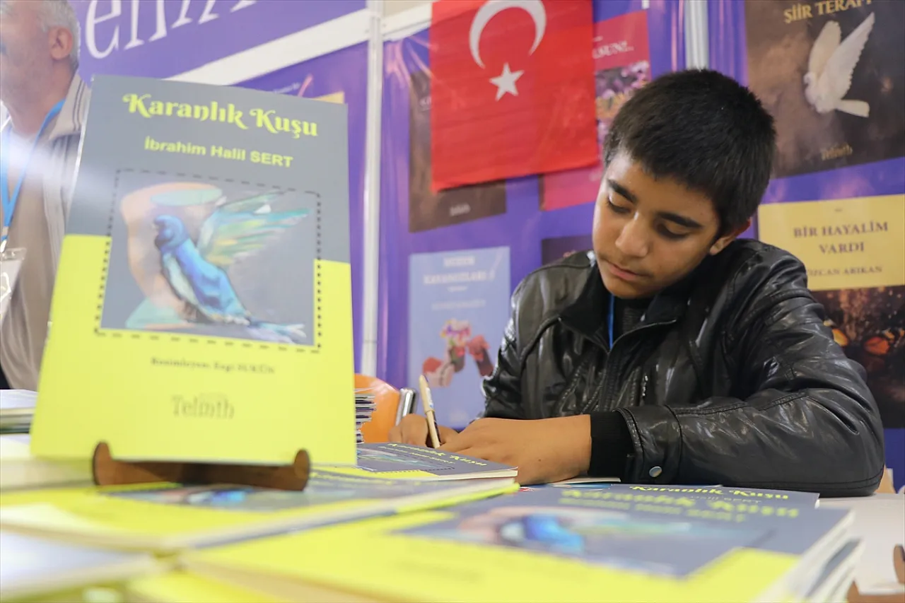 'Karanlık Kuşu' Kitap Fuarı'nda