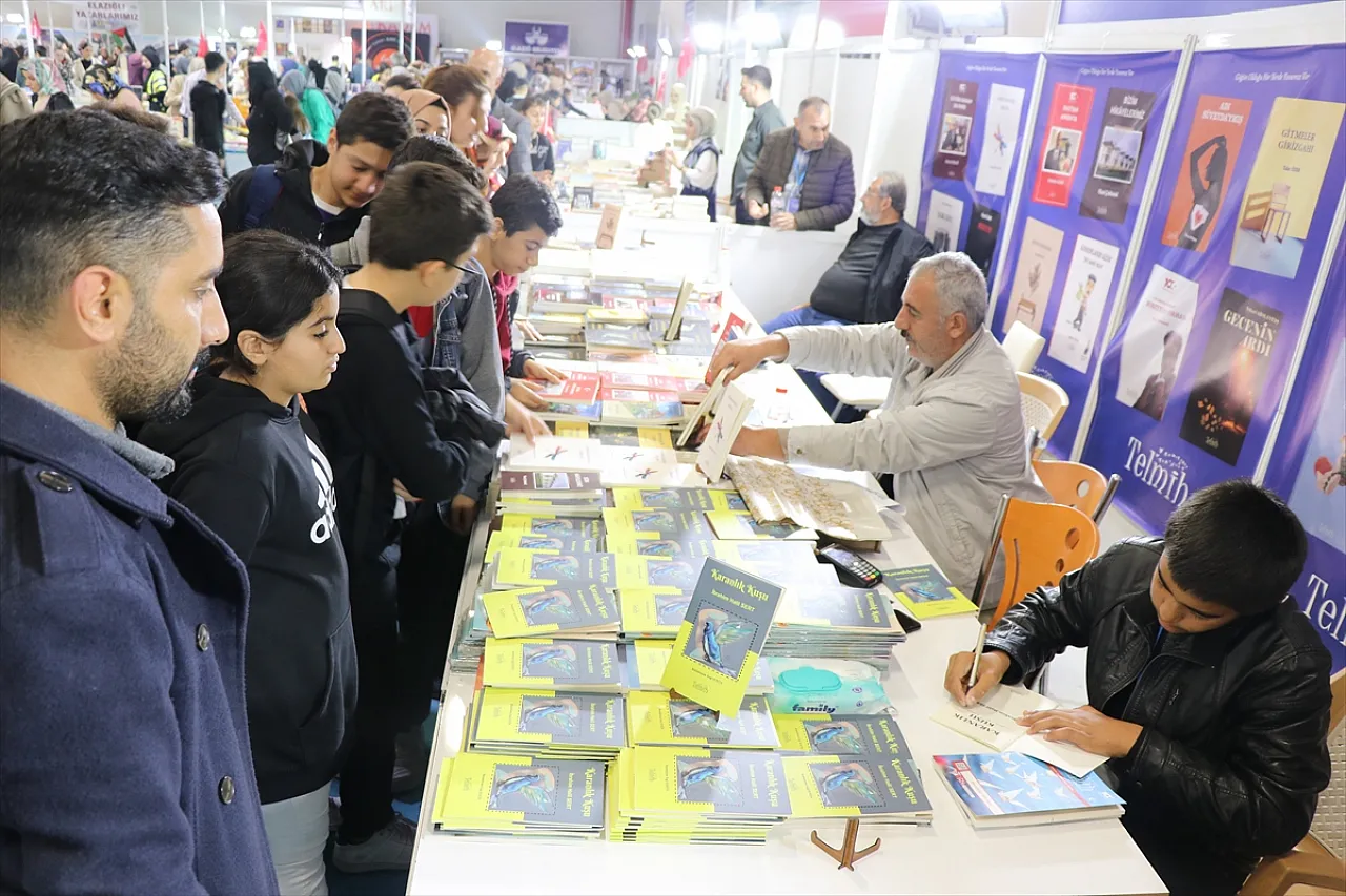 'Karanlık Kuşu' Kitap Fuarı'nda