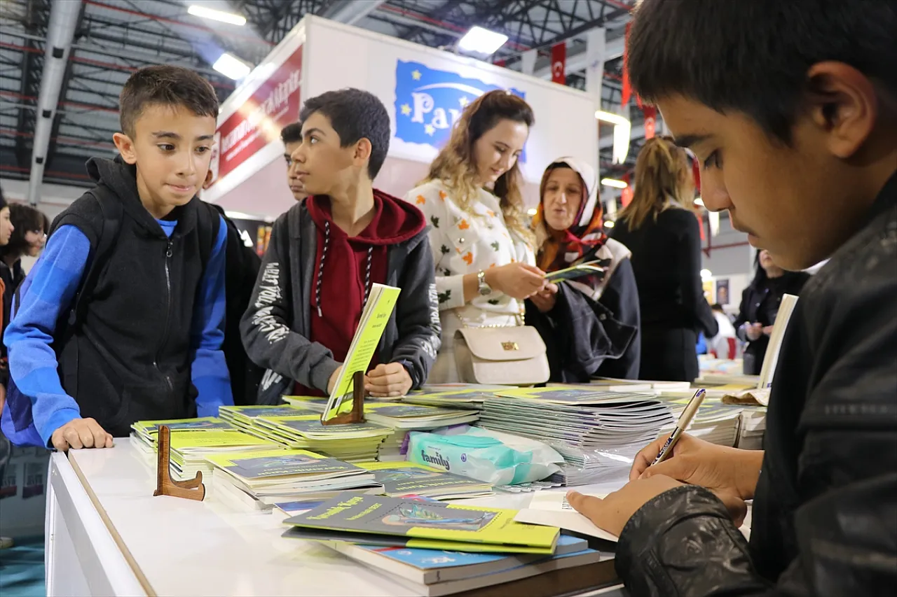 'Karanlık Kuşu' Kitap Fuarı'nda