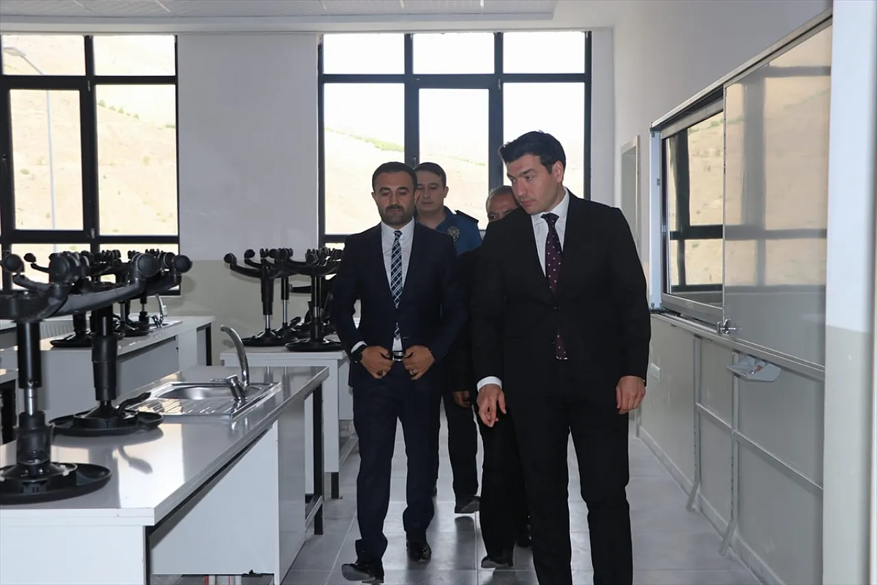 Ağır hasar alan okulun yerine yenisi yapıldı