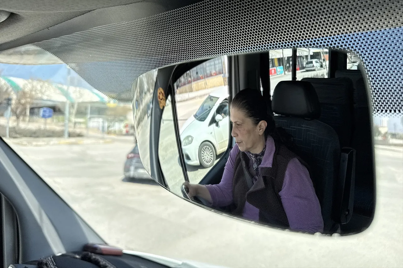 Gülbanu Ötegen 18 yıldır direksiyon sallıyor