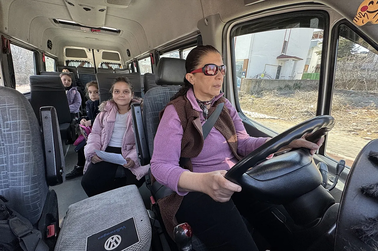 Gülbanu Ötegen 18 yıldır direksiyon sallıyor