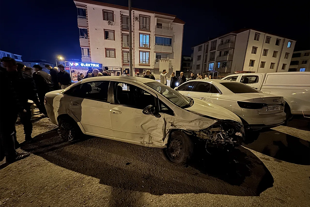 Elazığ'da iki otomobil çarpıştı