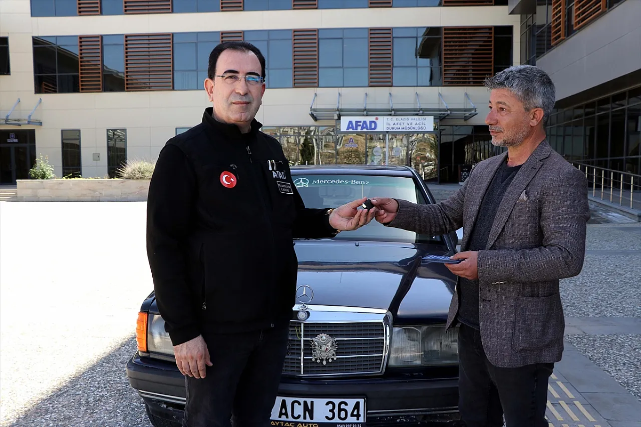Filistinlilere destek için arabasını bağışladı