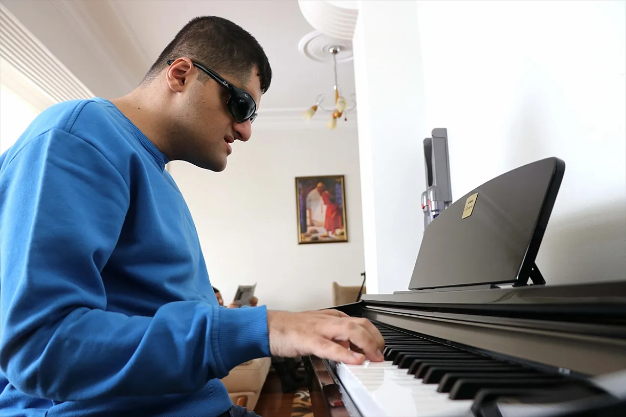 Müzik karanlık dünyasını aydınlattı