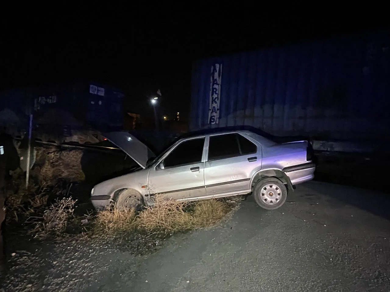 Elazığ'da yük treni otomobile çarptı