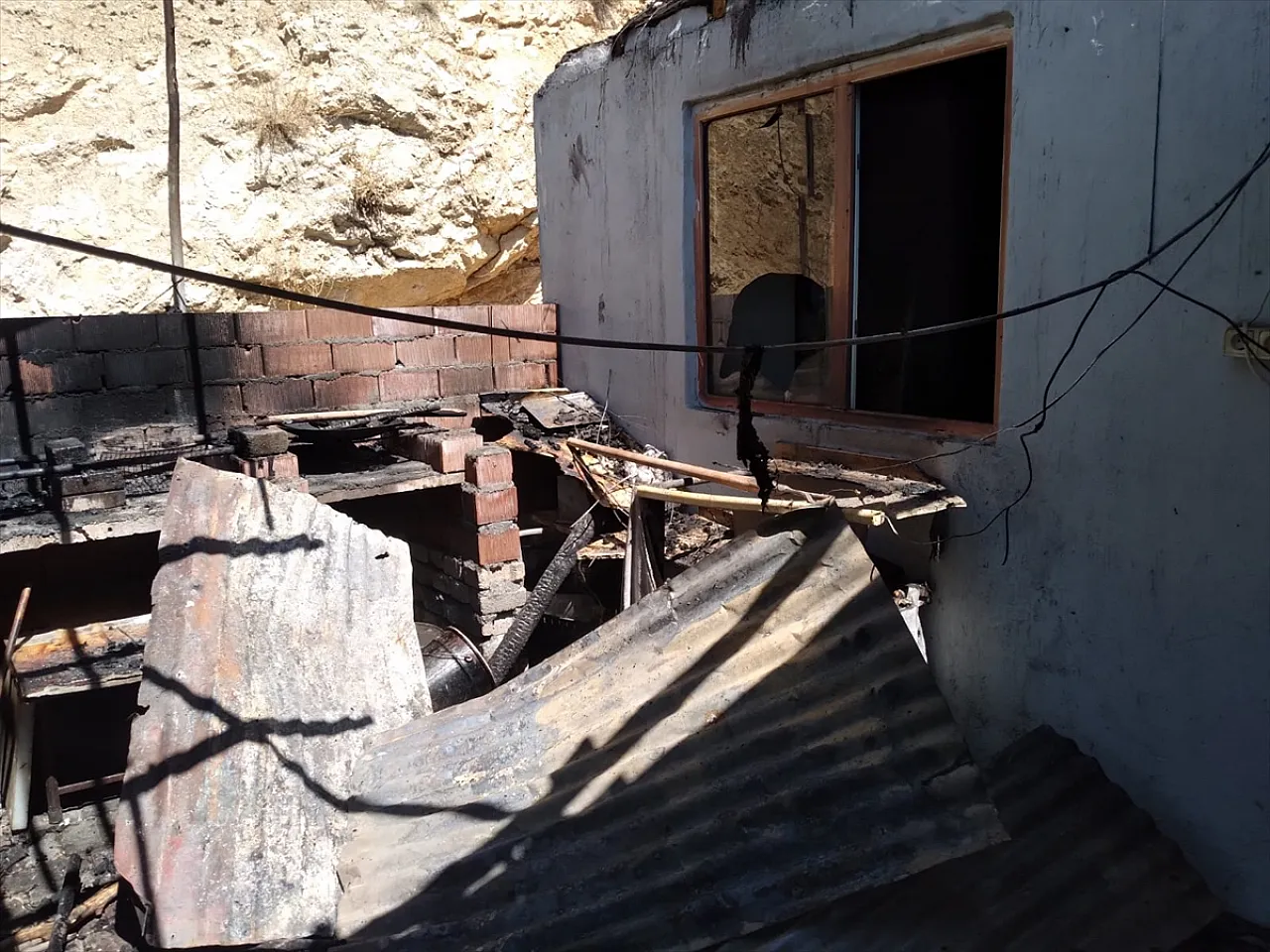 Elazığ'da buzdolabı bomba gibi patladı