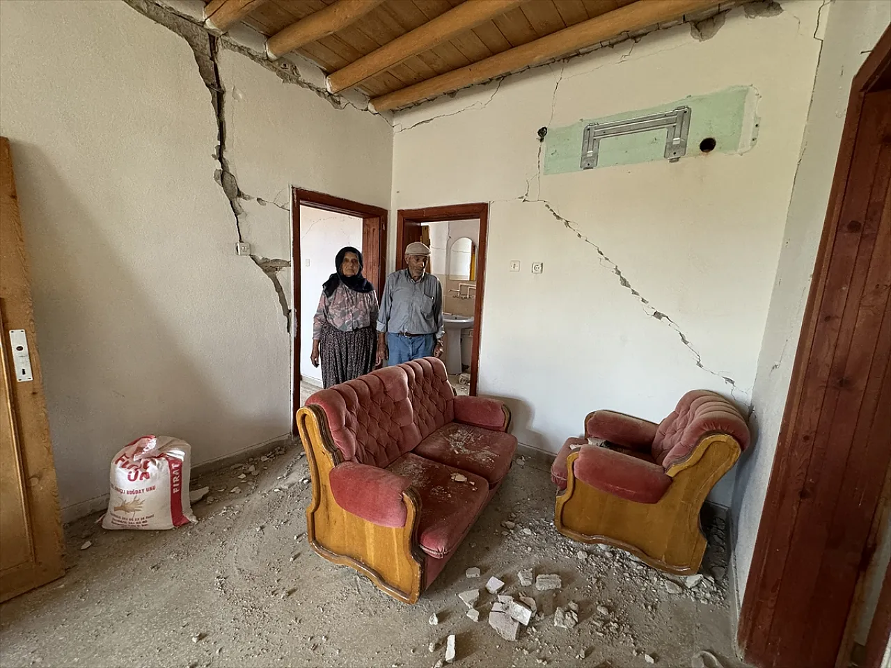 Elazığlılar canlarını kurtardıklarına seviniyor