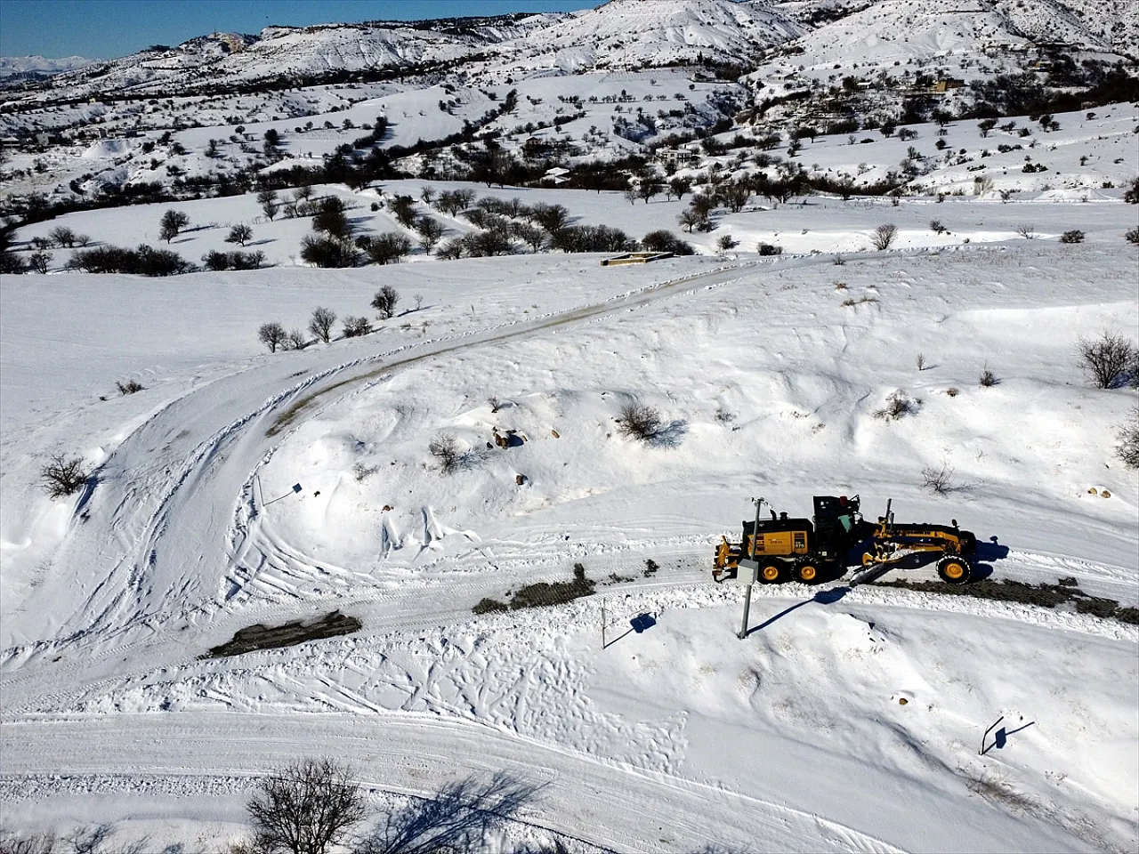 Karlı yollar açılıyor, sahipsiz hayvanlar besleniyor