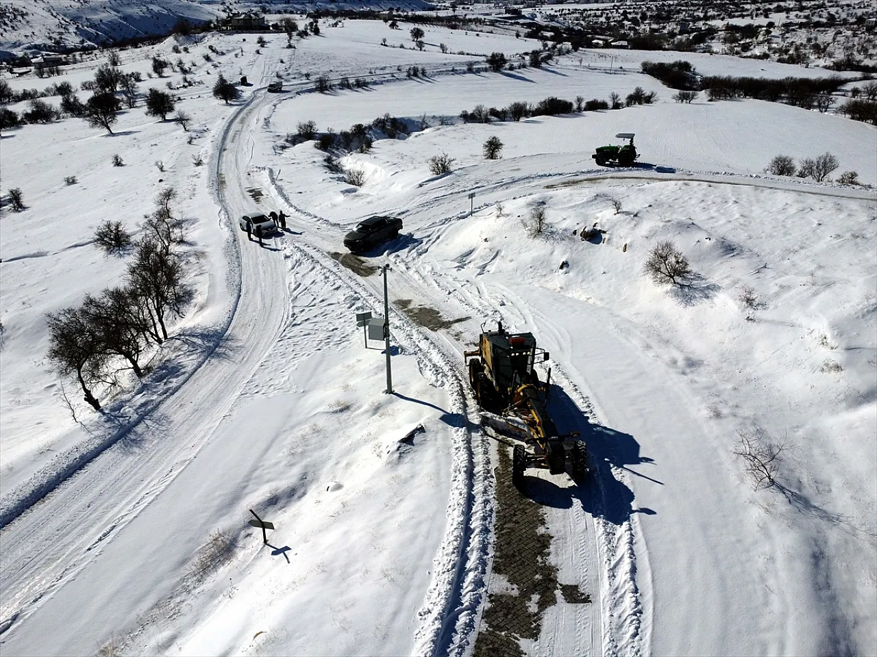 Karlı yollar açılıyor, sahipsiz hayvanlar besleniyor