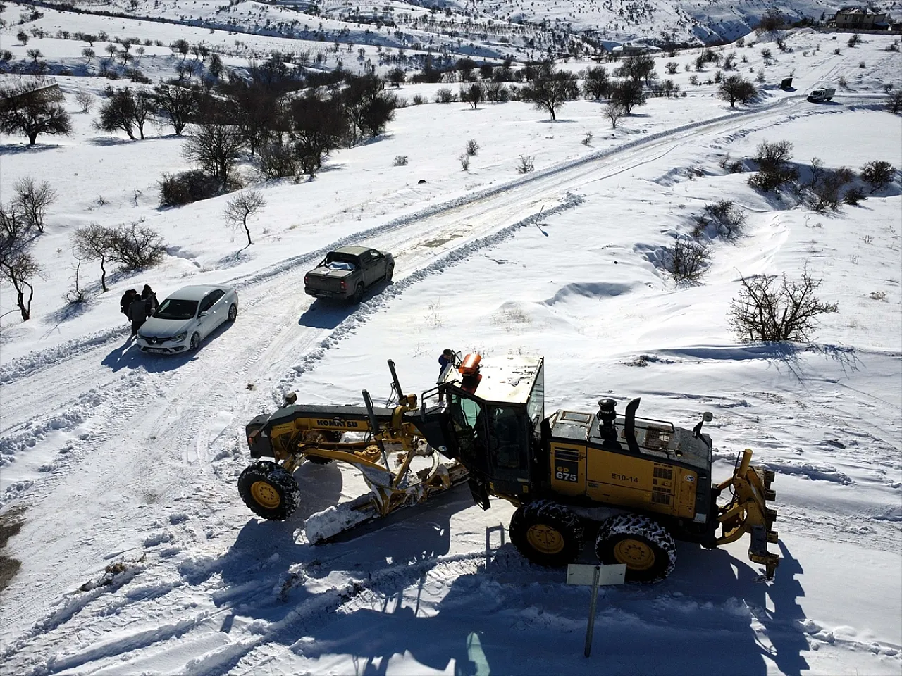 Karlı yollar açılıyor, sahipsiz hayvanlar besleniyor