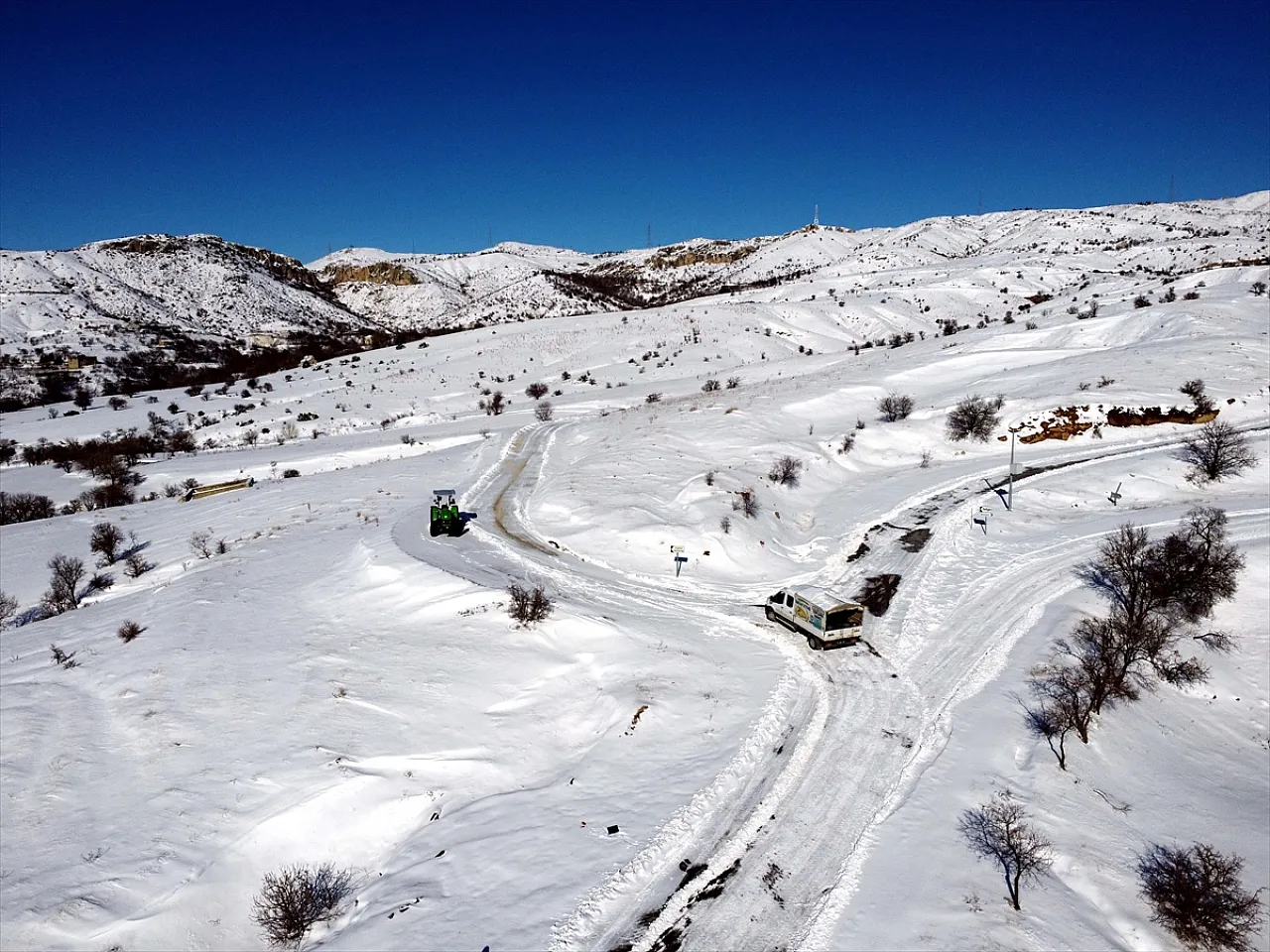 Karlı yollar açılıyor, sahipsiz hayvanlar besleniyor