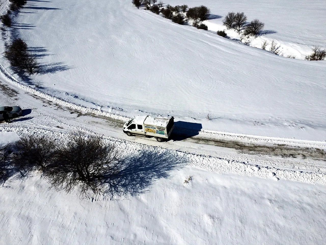 Karlı yollar açılıyor, sahipsiz hayvanlar besleniyor