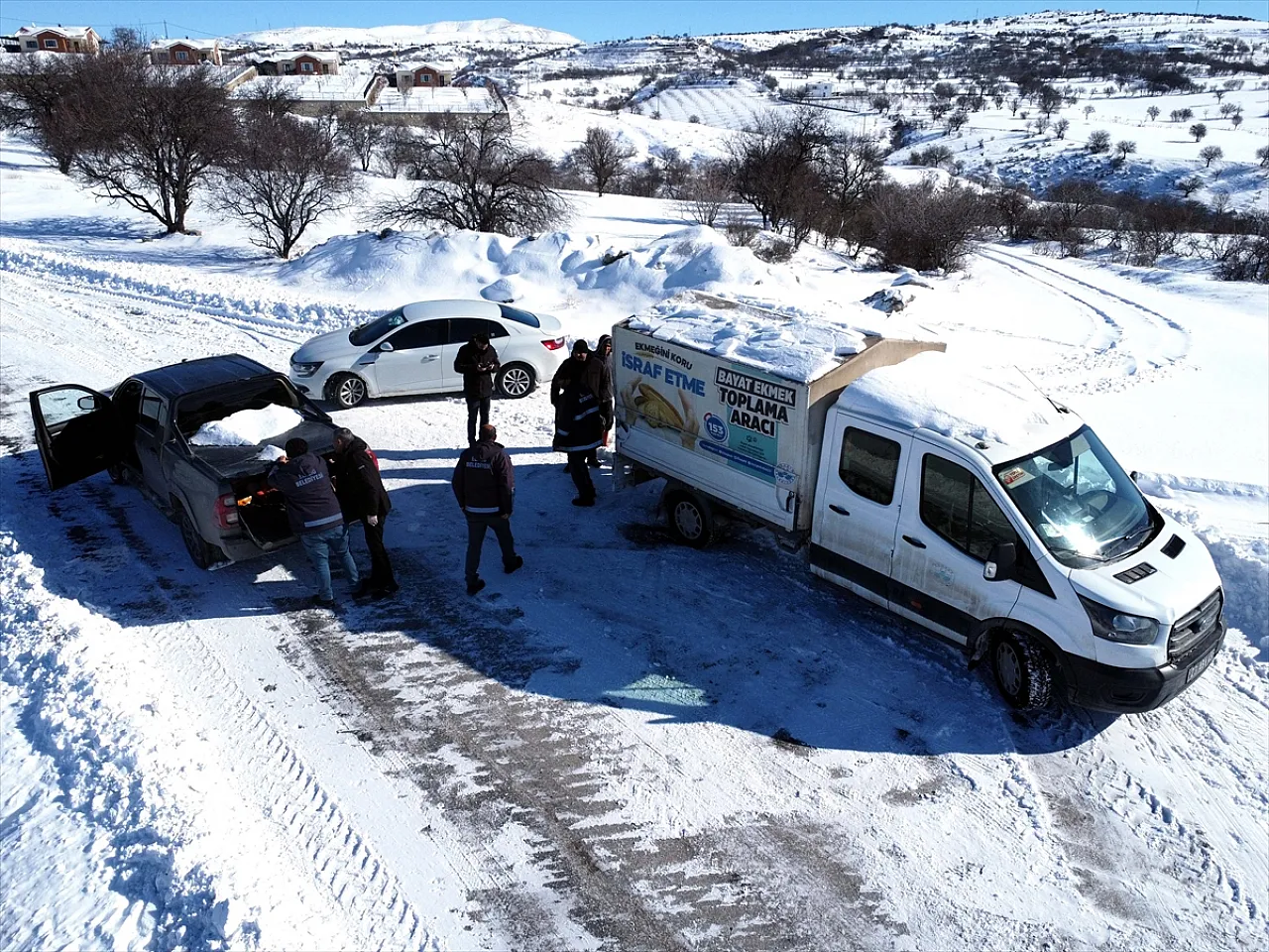 Karlı yollar açılıyor, sahipsiz hayvanlar besleniyor