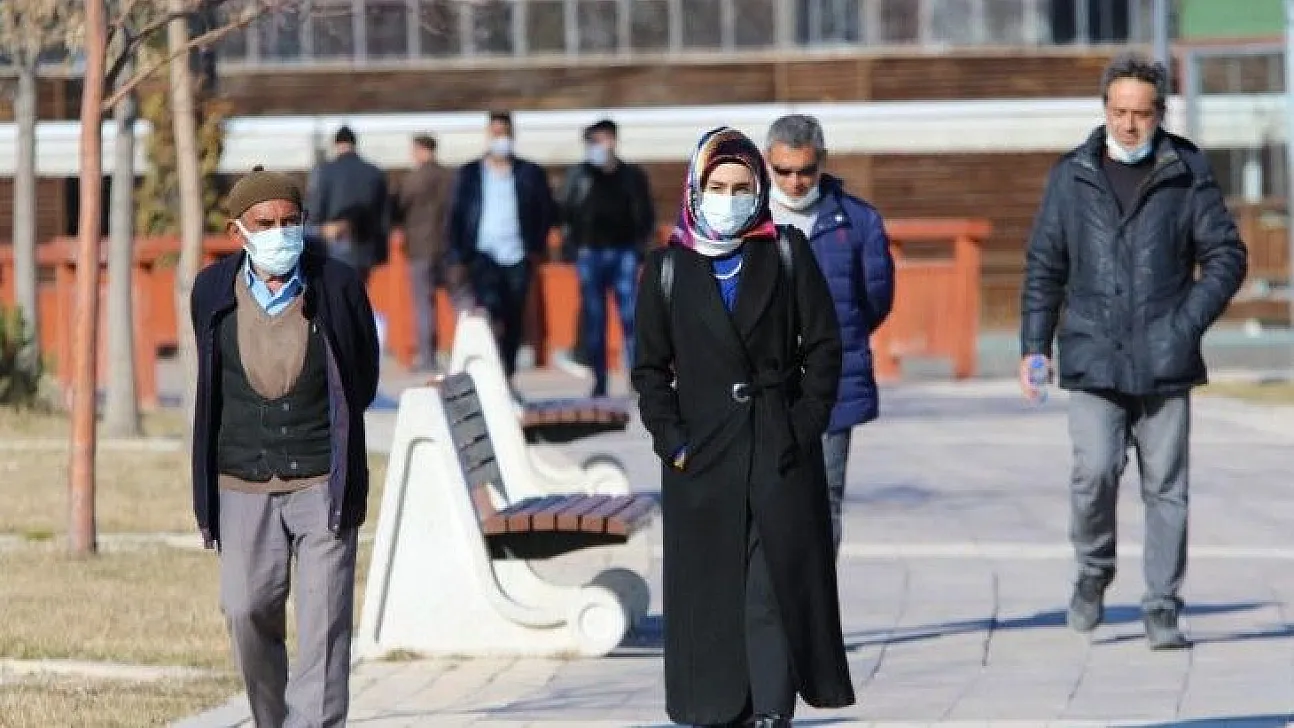 Elazığ'da yasak kalktı... Yaşlılar ve gençler baharın tadını çıkardı